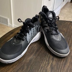 NIKE TEAMHUSTLE- Basketball Shoes  Size Y6